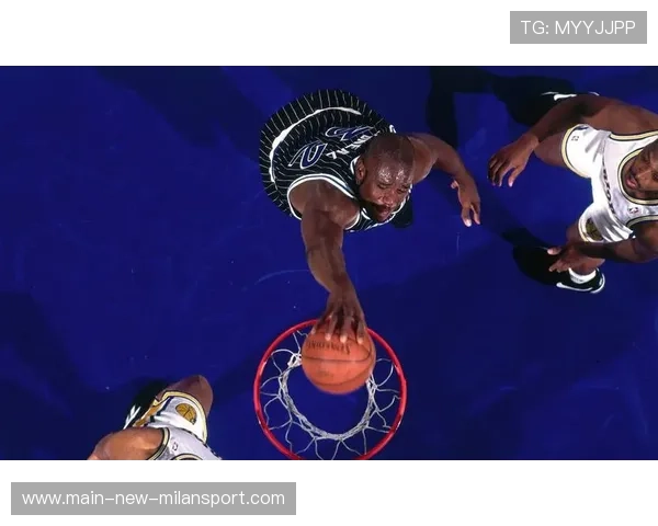 奥尼尔现场暴扣把篮板扣弯，全馆爆笑