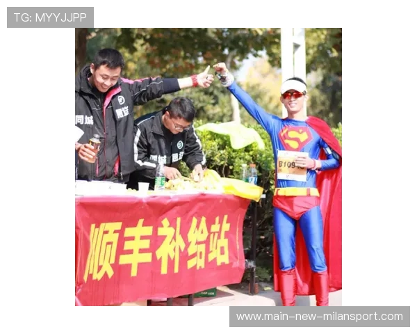 马拉松赛道出现“神秘补给站”给选手送糖葫芦