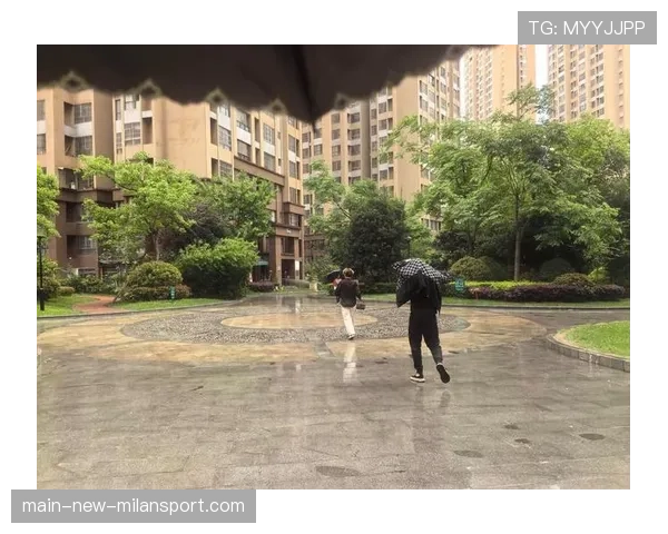 雨天的替补席有伞但没人撑，下雨天没人撑伞歌词